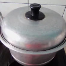 angkat, tiriskan.pindah panci pengukus.agar cilok tetap hangat.sajikan