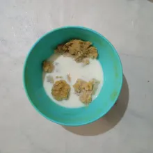 Campurkan ubi dengan susu cair, lalu aduk hingga menyerupai bubur dan sisihkan.
