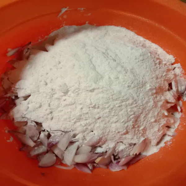 Dalam wadah aduk jadi satu bawang merah, tepung beras dan tapioka.