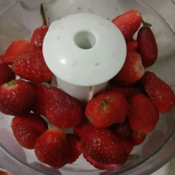 Blender kasar strawberry atau cincang kasar.
