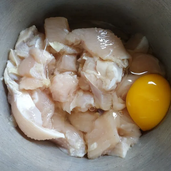 Masukkan telur aduk hingga tercampur rata.