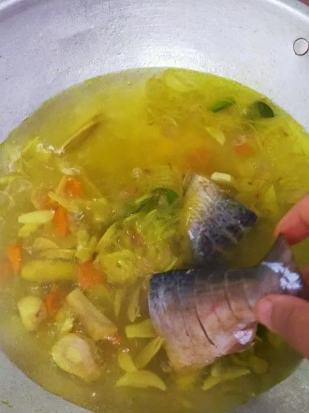 Setelah mendidih masukan ikan bandeng, masak sampai ikan matang dan empuk...