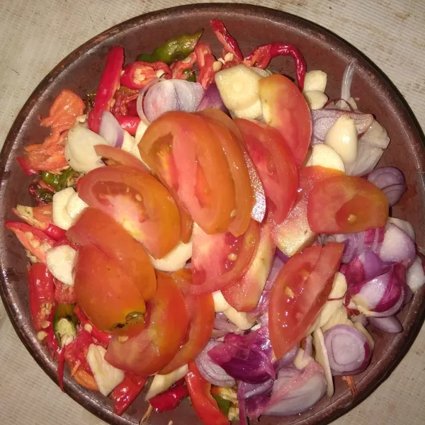 Potong cabai, bawang merah, bawang putih dan tomat, sisihkan.