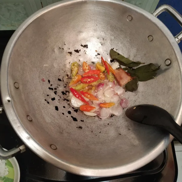 Panaskan minyak goreng secukupnya, tumis bawang putih dan bawang merah sampai harum. Masukkan cabe, lengkuas dan daun salam.