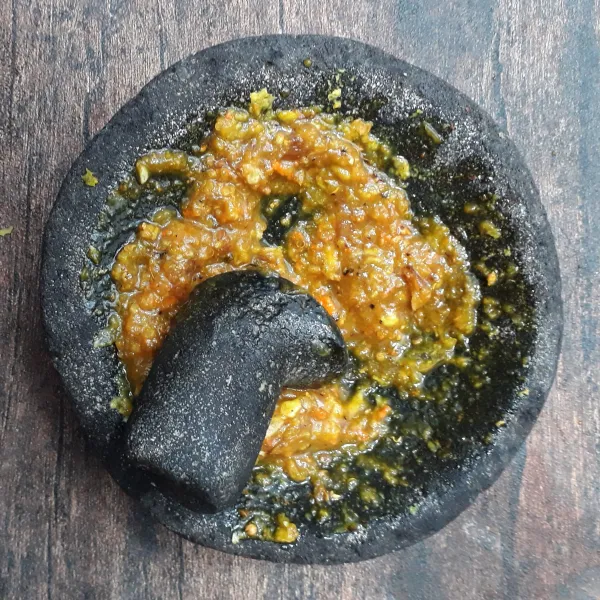 Haluskan bahan bumbu marinasi, kecuali kecap manis.