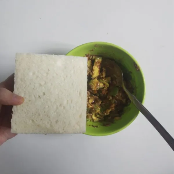 Tutup kembali dengan roti di atasnya.