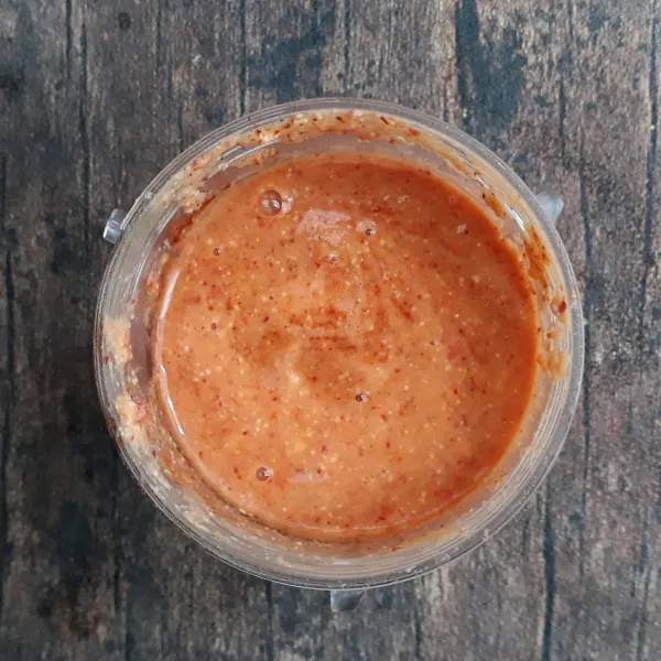Blender semua bahan saus tempe ( kecuali garam, gula merah dan kaldu jamur)