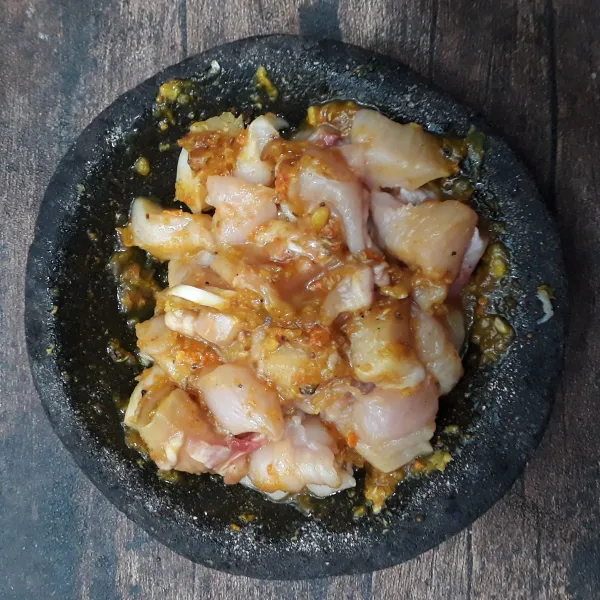 Campur fillet ayam dan bumbu marinasi lalu aduk rata dan diamkan selama 30 menit.