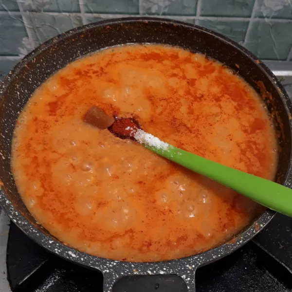 Masak bahan saus tempe yang sudah diblender bersama gula merah, garam dan kaldu jamur hingga mendidih lalu kecilkan api. Lanjutkan memasak dengan api kecil sambil diaduk hingga aroma langunya bumbu hilang. Cek rasa lalu matikan api.