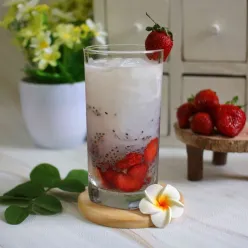Es Stroberi Nata de Coco