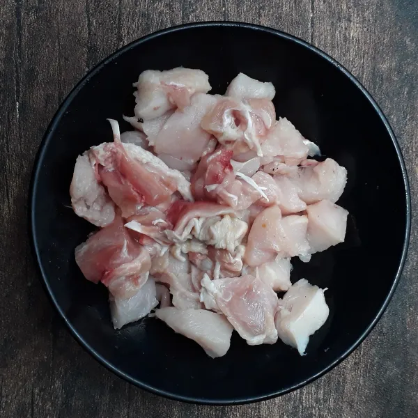 Fillet ayam di potong dadu ukuran agak kecil.