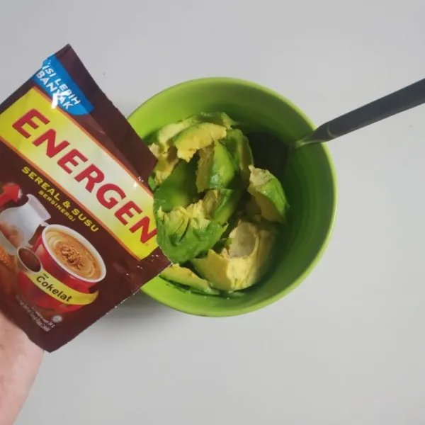 Masukkan alpukat ke dalam mangkuk dan tambahkan energen cokelat, lalu aduk rata.