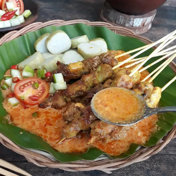 Sajikan sate bersama lontong, irisan ketimun, irisan tomat, irisan cabe rawit dan saus tempe. Sajikan.