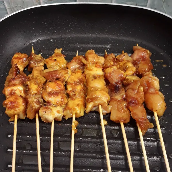Panggang sate di atas panggangan teflon yang sudah diolesi minyak tipis-tipis sambil dibolak-balik hingga matang merata dan berwarna kecoklatan.