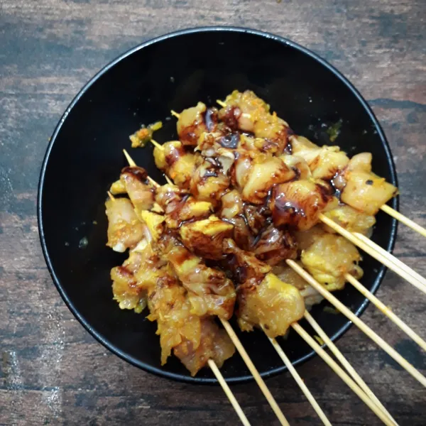 Tusuk fillet ayam lalu olesi dengan kecap manis hingga merata.