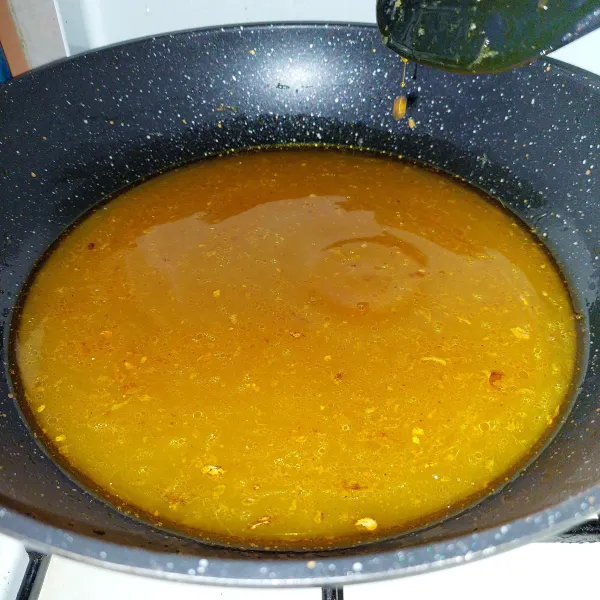 Masukkan air, beri garam dan gula, koreksi rasa, masak hingga mendidih.