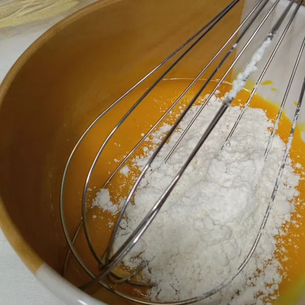Aduk telur dengan gula sampe larut. Masukkan tepung.