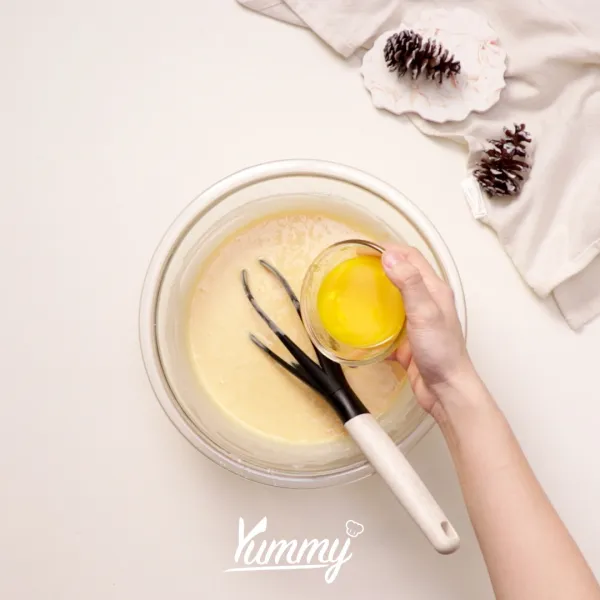 Tuangkan margarin leleh, aduk hingga merata menggunakan whisk. Diamkan adonan selama 30 menit.
