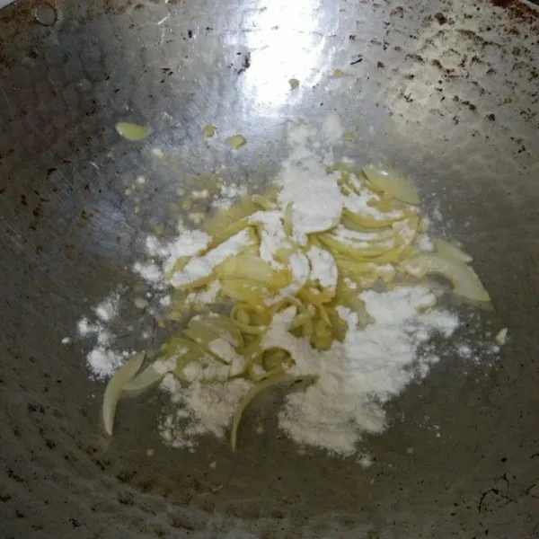 Panaskan butter, tumis bawang putih dan bawang bombay hingga harum. Masukkan tepung terigu dan aduk cepat.