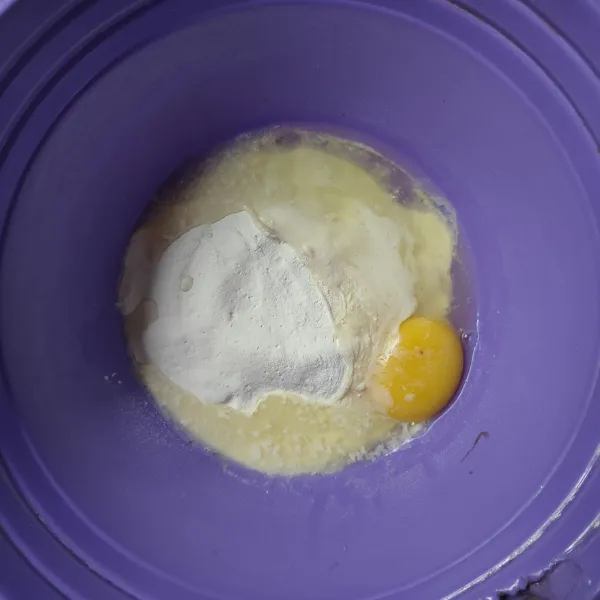 Campurkan tepung bakwan, telur, dan air, lalu aduk rata.