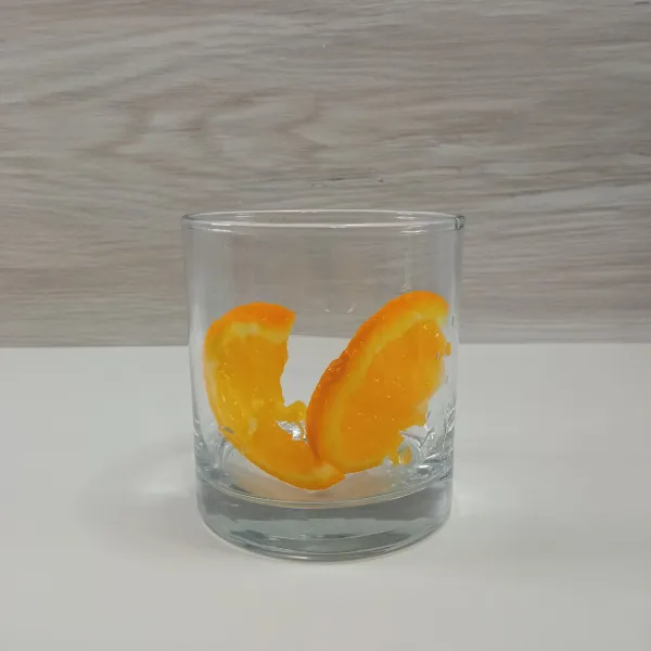 Masukkan irisan orange dalam gelas.