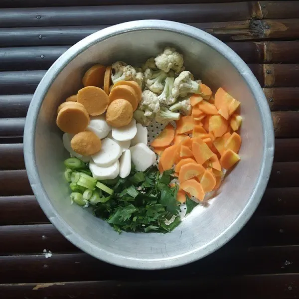 Potong sayuran dan bakso sesuai selera.