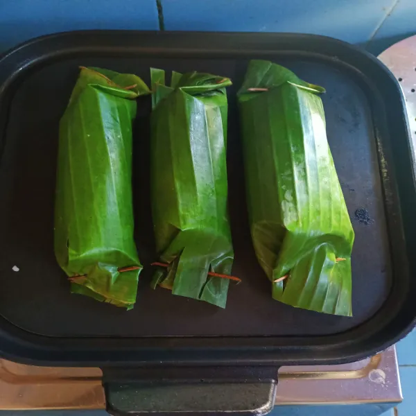 Bakar nasi yang telah dibungkus.