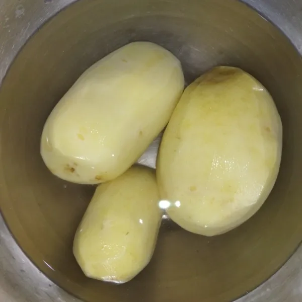 Siapkan kentang dengan berat 300 gr, berat setelah kentang dikupas.