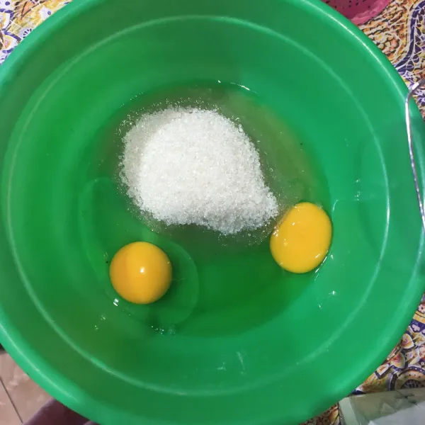 Campur gula pasir dan telur.