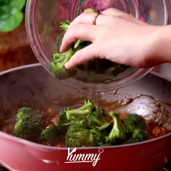 Tambahkan brokoli lalu tutup pan dan masak selama 1 menit. Kemudian, aduk hingga semua brokoli tercampur dengan rata. Masak kembali dengan panci tertutup selama 40 detik atau hingga brokoli sedikit lebih lembut.