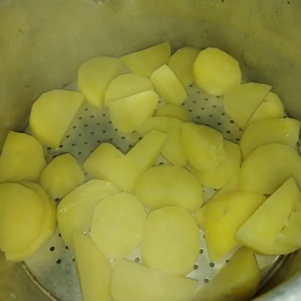 Lalu potong-potong kentang, kemudian kukus hingga empuk.