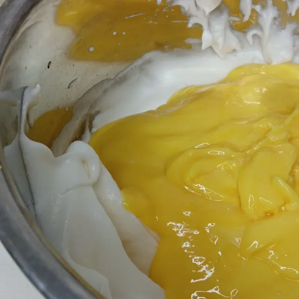 Campur dengan adonan kuning telur dengan aduk balik.