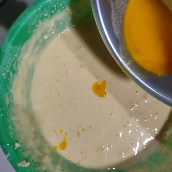 Masukkan margarin, lalu aduk rata. Diamkan selama 40 menit.
