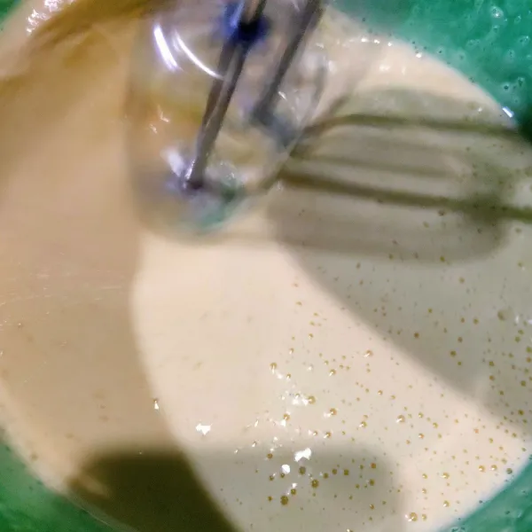 Mixer gula pasir dan telur hingga mengembang.
