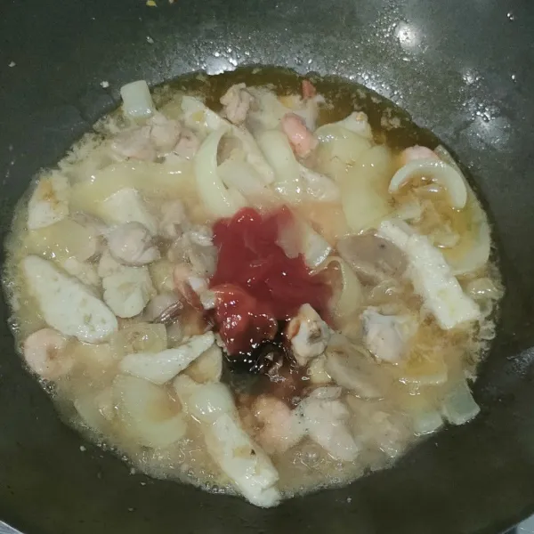 Tambahkan lada bubuk, minyak wijen, kecap ikan, saus tiram, dan saus tomat, lalu aduk sampai semua merata.