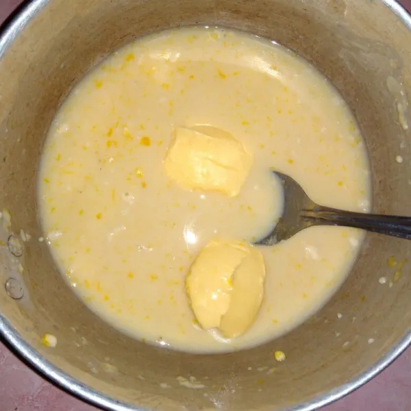 Kocok lepas kuning telur, garam, dan vanili sampai tercampur rata. Lalu masukkan tepung terigu, gula pasir, susu kental manis, dan air, aduk hingga rata dan tidak ada tepung yang menggumpal. Kemudian masukkan mentega.