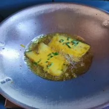 Goreng hingga matang, lalu angkat dan tiriskan. Kemudian sajikan.