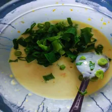 Masukkan daun bawang, tambahkan garam dan penyedap rasa.