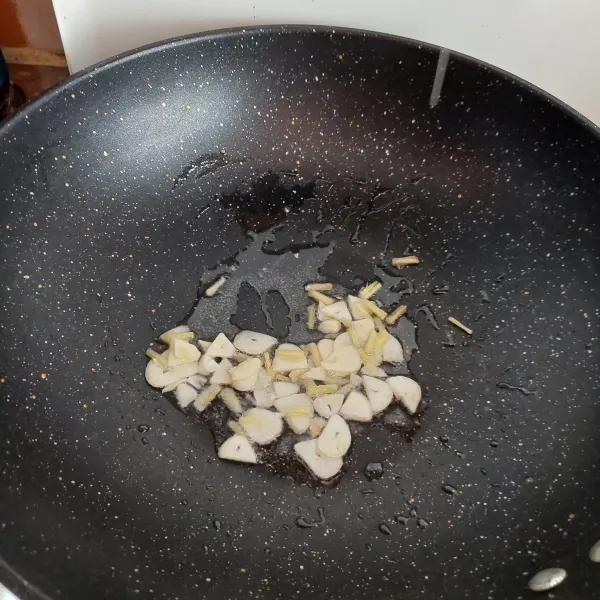 Tumis bawang putih hingga harum dan tambahkan jahe.