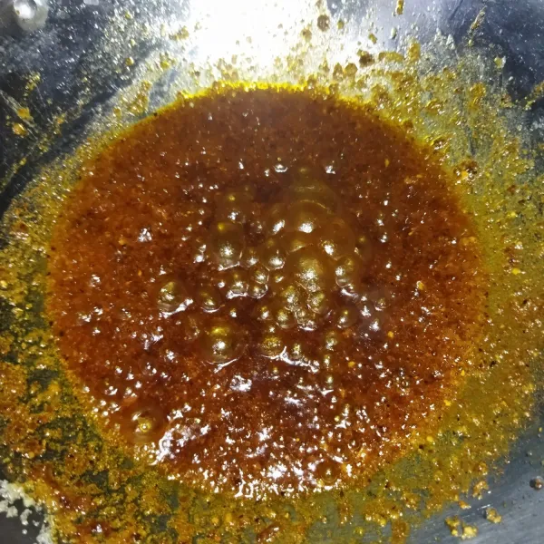 Aduk rata, masak sebentar saja, setelah sambal berubah warna menjadi kemerahan, lalu matikan api.