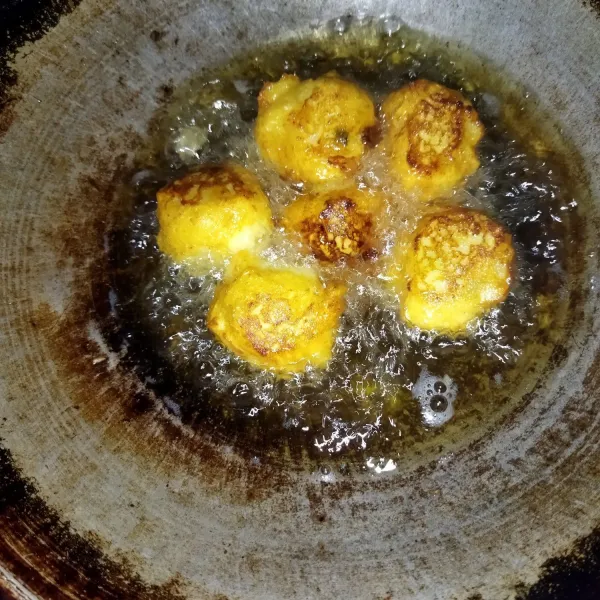 Goreng perkedel hingga matang, angkat lalu sajikan selagi hangat.