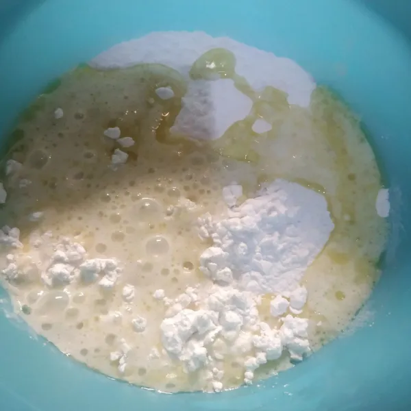 Tuang ke dalam tepung tapioka.