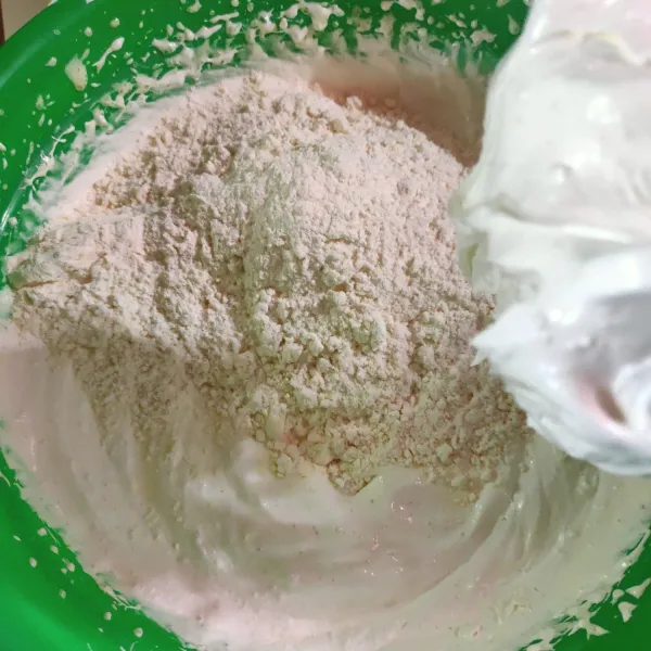 Masukkan setengah susu cair dan sebagian vanili, baking powder, dan tepung terigu yang sudah di campur rata, lalu mixer sebentar. Masukkan sisa susu cair dan tepung terigu, lalu mixer sebentar dengan speed rendah asal rata, kemudian matikan.