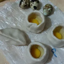 Ambil 50 gram adonan, bentuk seperti mangkok, isi dengan satu butir telur puyuh, tutup rapat.