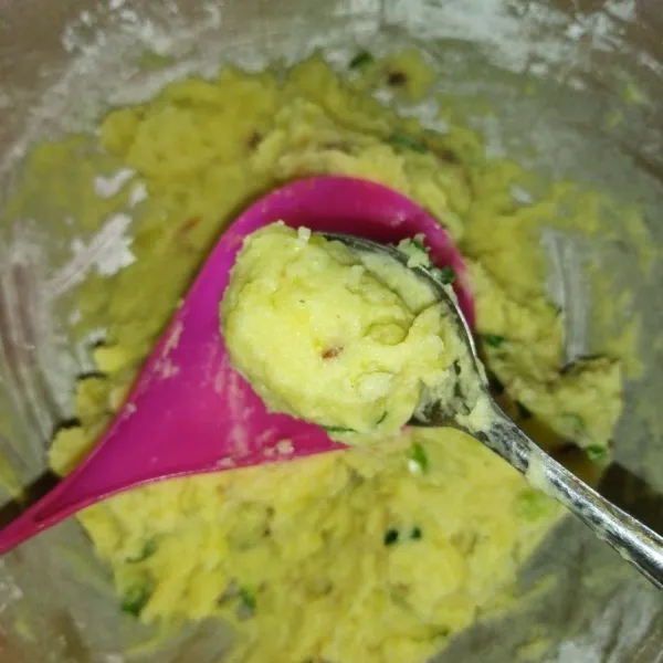 Panaskan minyak goreng, lalu bentuk perkedel dengan menggunakan sendok, karena adonan perkedel ini agak lembek.