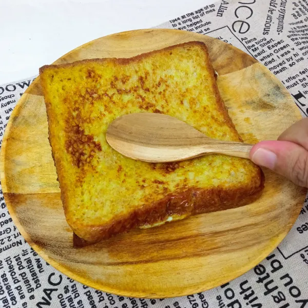 Tumpuk dengan roti lagi, lalu tekan bagian tengah.