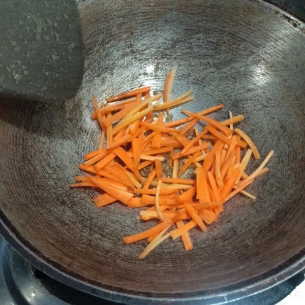 Kemudian masukkan irisan wortel, lalu aduk rata.