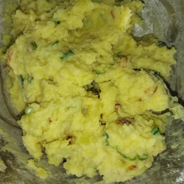 Tambahkan telur, tepung sagu dan tepung terigu, aduk rata.