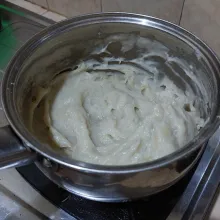 Masak tepung terigu hingga kental dan kalis, dinginkan.