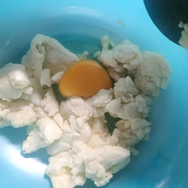 Tambahkan 1 butir telur lalu aduk hingga rata.